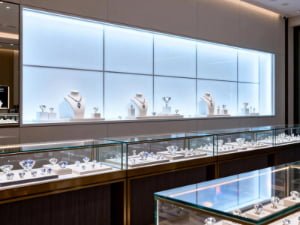 Modern retail store display at night with ultra-thin edge-lit LED panels illuminating luxury products seamlessly Long-Lasting Edge-Lit LED Panels in Luxury Retail Display