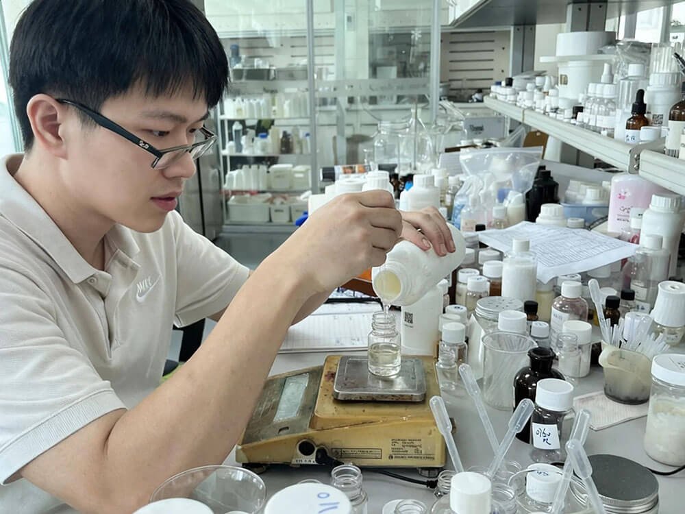 Lab Staff Blending Fragrance Essence in FEILIZTECH Perfume Lab