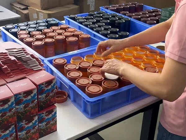 Workers Packaging Aroma Products | FEILIZTECH Finished Goods Packing
