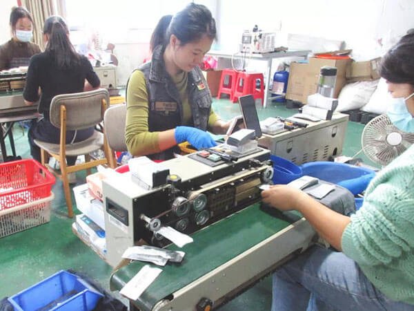 Workers Vacuum Pack Car Vent Diffuser Clips - FEILIZTECH Finished Goods Packaging